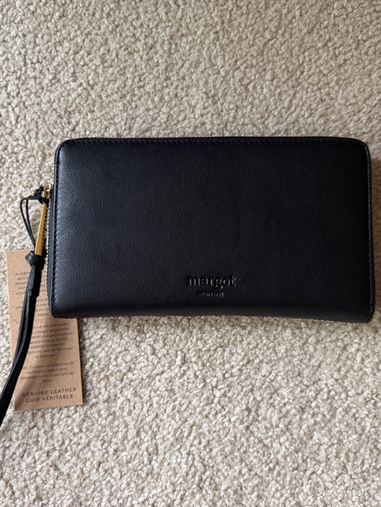 margot Handbags - NWT, unisex Margot black leather zip wrist wallet